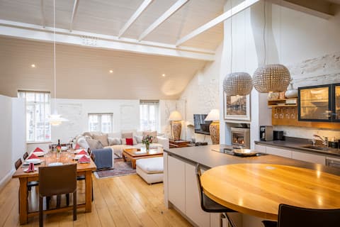 Successful Airbnb property: Luxurious three bedroom apartment in Mews building in Grand Canal Dock