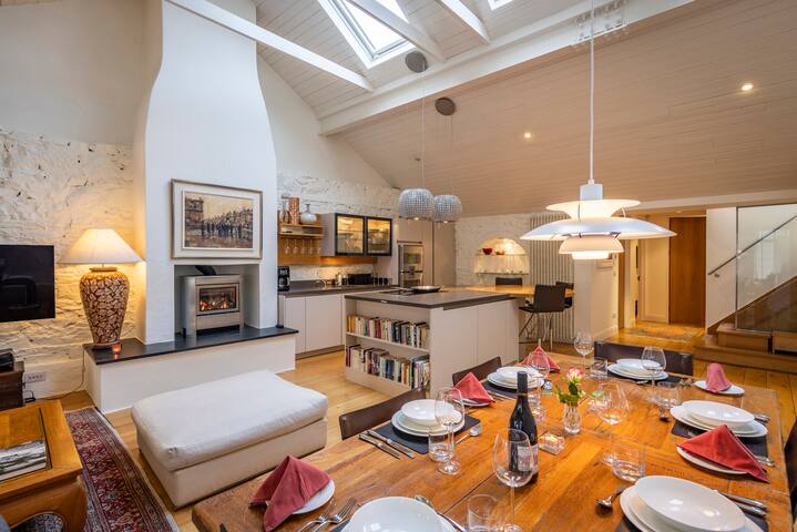 Luxurious three bedroom apartment in Mews building gallery image 3