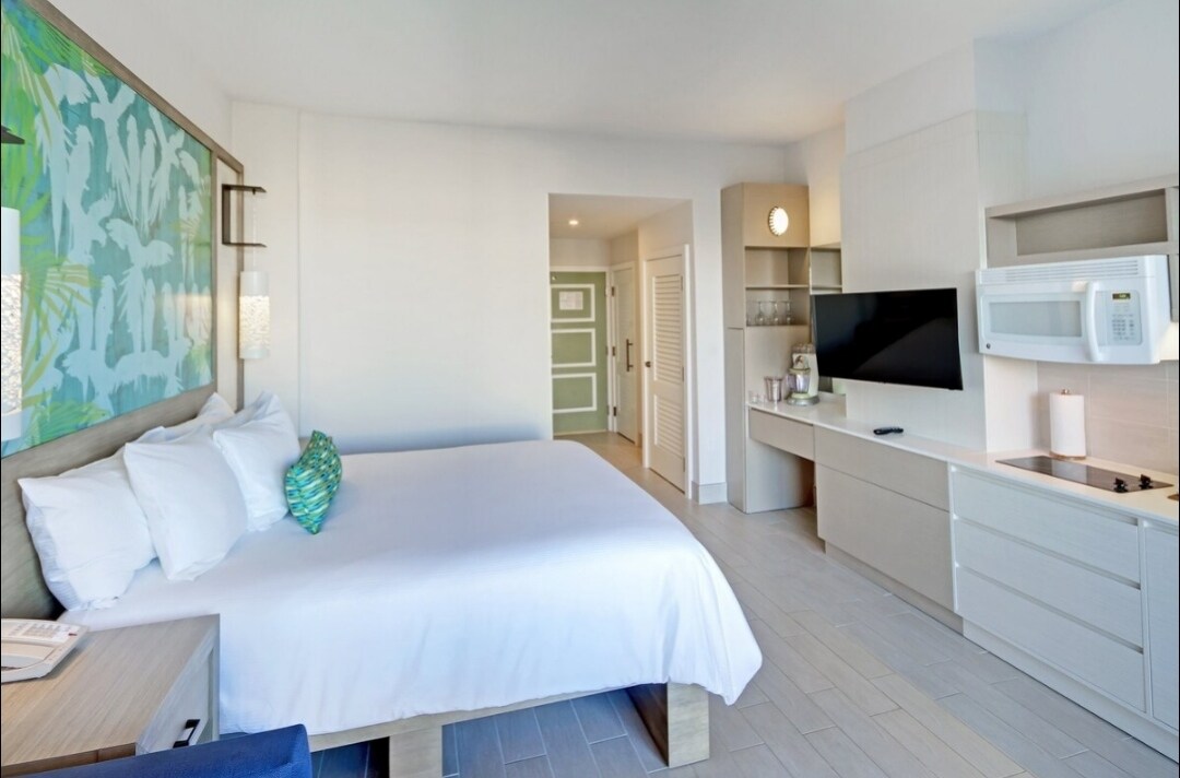 דירת הסטודיו המרווחת הזו משתרעת על פני כ -420 רגל רבוע. תיהנו ממיטת קינג סייז, מטבחון ומרפסת עם נוף להרים או לאוקיינוס. חשוב לזכור שהתצוגה אינה מובטחת. התפוסה המרבית היא שתיים.