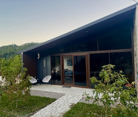 Modern villa with Jacuzzi + Fire Pit + Pet Friendly