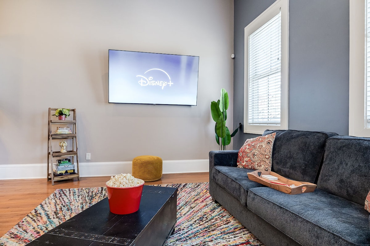 Televisión de 75pulgadas para comer palomitas y disfrutar de una noche de cine.