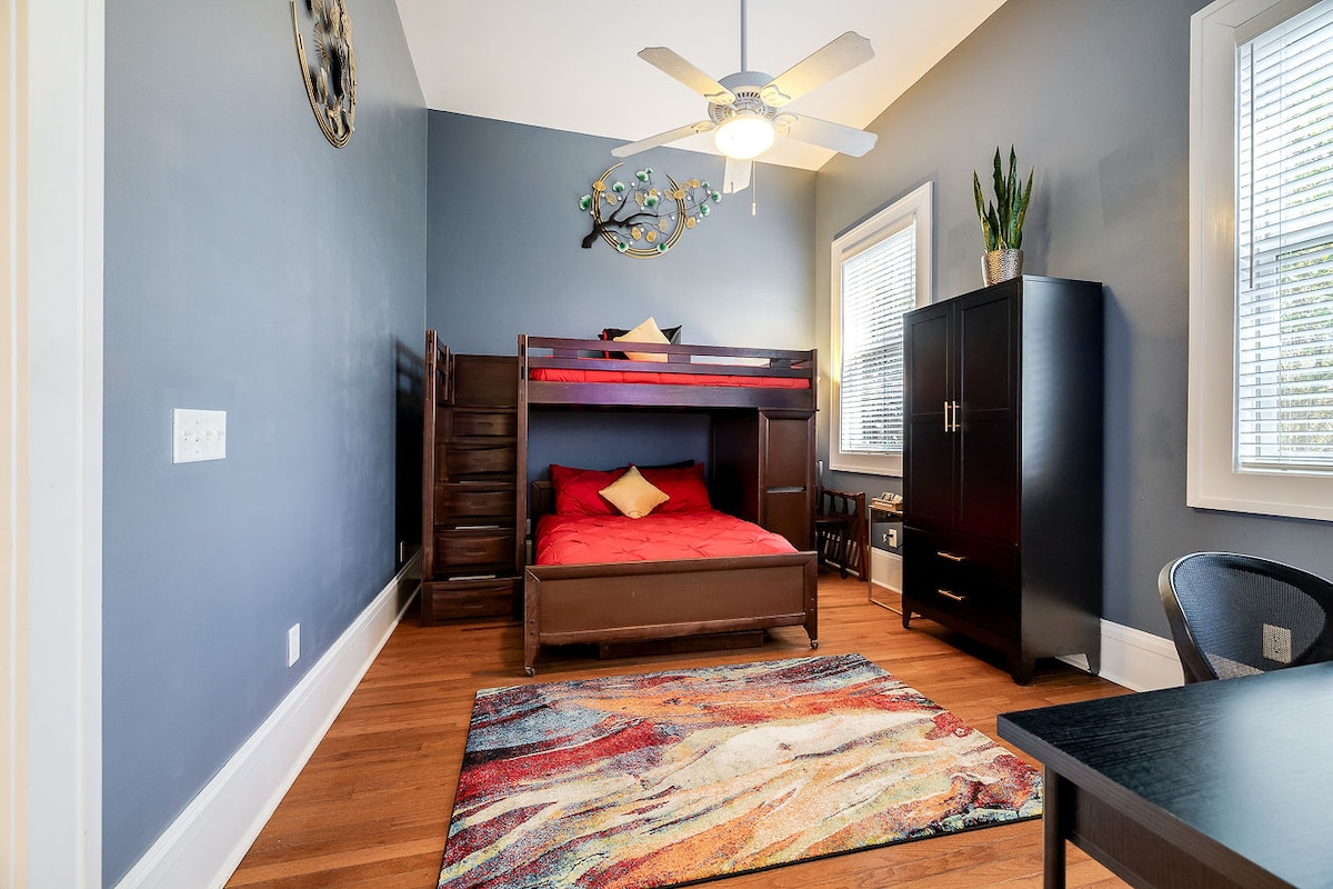 Litera de tamaño completo en la parte inferior y dos camas individuales en la parte superior. Baño privado.