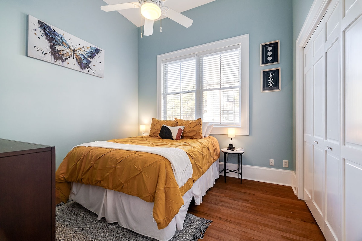 Cama tamaño queen para dormir cómodamente. Gran espacio en el armario