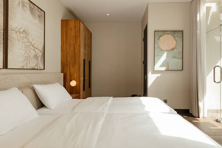 Aangezien we 2 slaapkamers verhuren, wordt de andere kamer (met twee eenpersoonsbedden) afgesloten.
1760769834