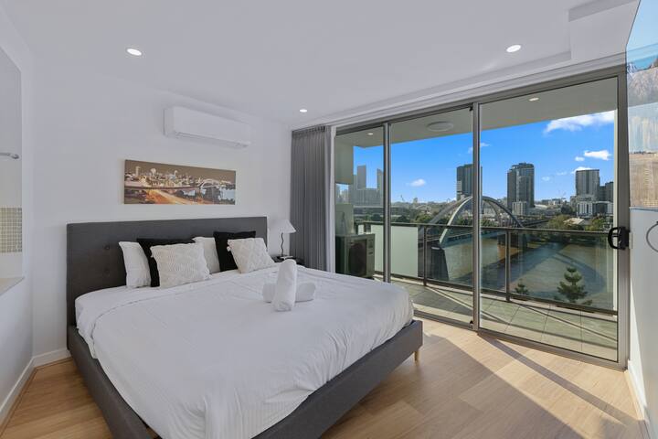 CBD Modern 3-Bed Panoramic River View, 2Cars/Pool gallery image 3