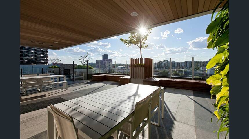 Cozy 3BR Apartment Near The Gabba + Free Parking gallery image 5