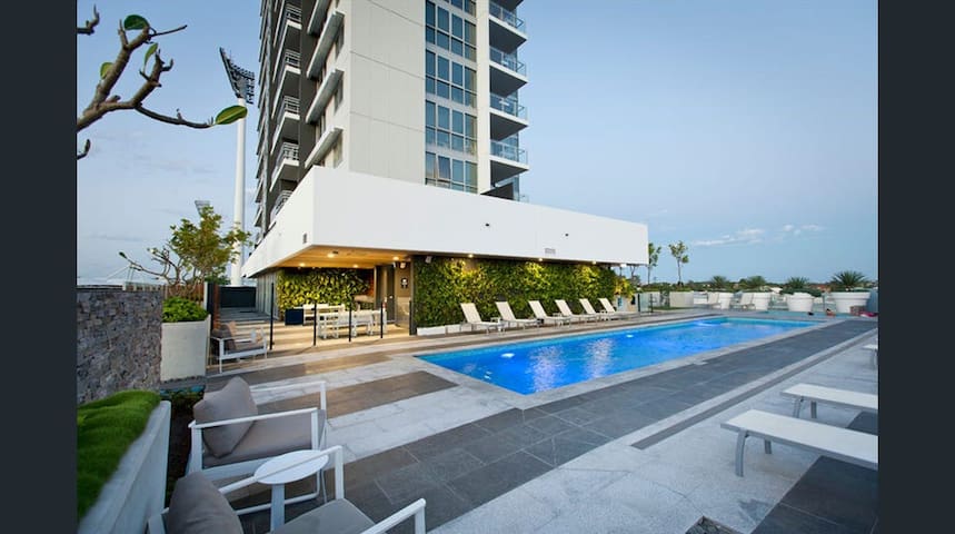 Cozy 3BR Apartment Near The Gabba + Free Parking gallery image 2