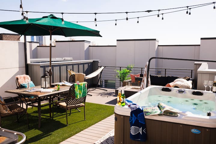 Heart of LoHi | Private Rooftop | Hot Tub