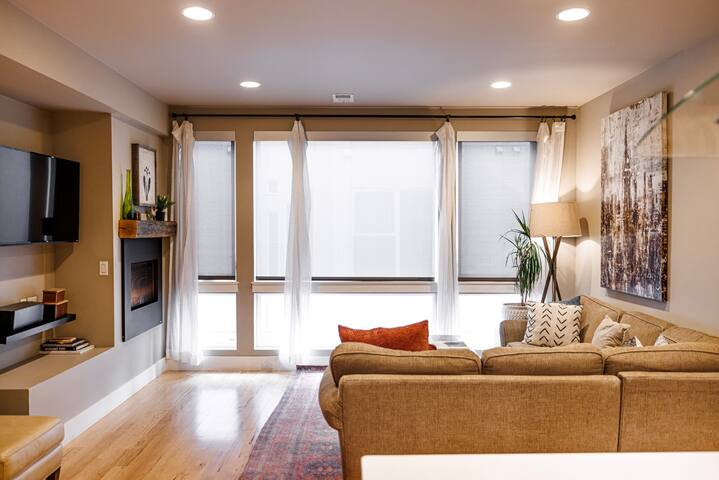 Heart of LoHi | Private Rooftop | Hot Tub gallery image 3