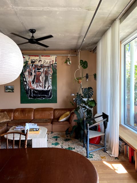 Cosy Art-Filled Home in the Sky