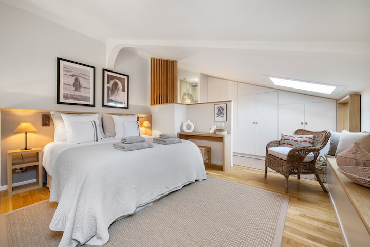 Chambre en mezzanine avec grand lit King Size de 180cm de large.
Coin dressing et salle de douche attenante.
