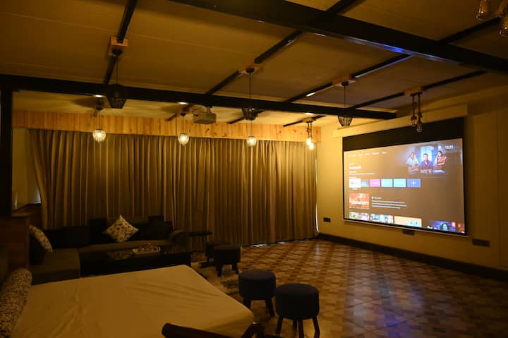The Wooden Gem Penthouse |Hot Tub| 120" Projector - Jaipur