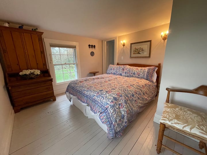 Bedroom #5 with queen bed