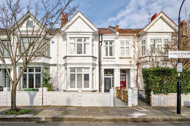 Beautifully Renovated Family Home in West London. gallery image 2