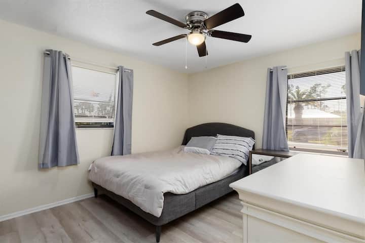 Kitanda cha malkia pamoja na seti ya kitanda cha ghorofa mbili na kabati lenye mashuka ya ziada.