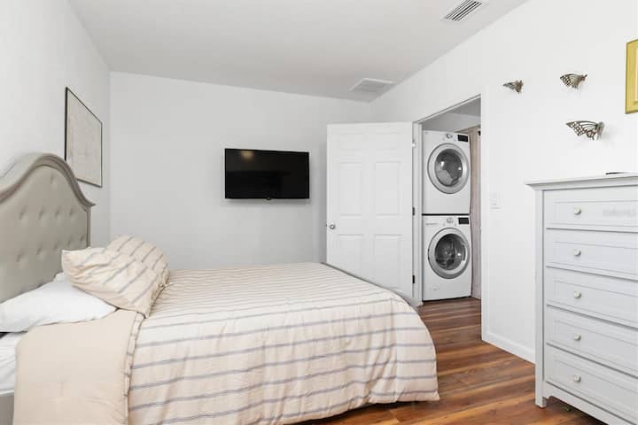 Chumba cha kulala kilichojitenga zaidi chenye kitanda chenye ukubwa kamili, kabati lenye mashuka ya ziada na dawati.