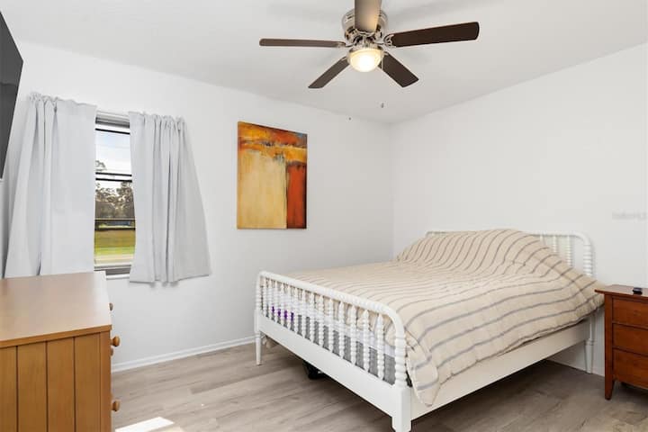 Kitanda aina ya queen kilicho na kabati na mashuka ya ziada.