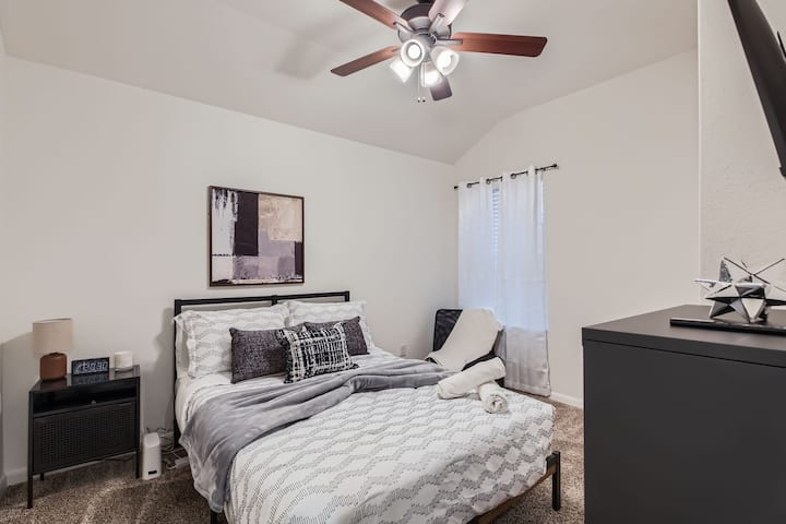 Cama tamaño grande que aparece en el segundo dormitorio.