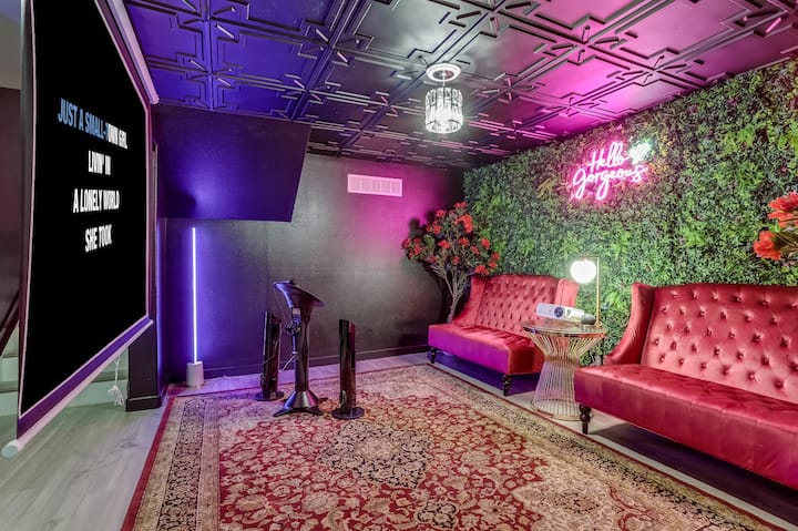 Pop Art Oasis | Karaoke, Mini Golf, Hot Tub & Pool - Airbnb