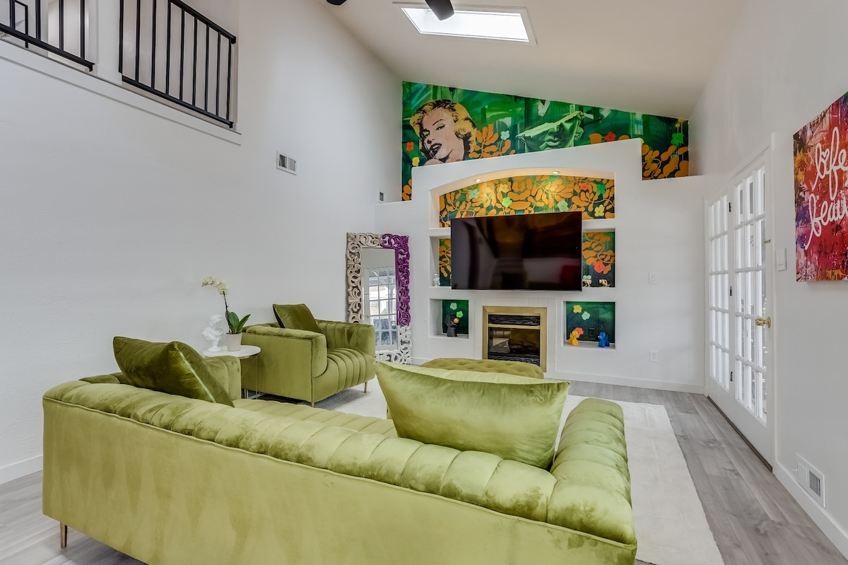 Pop Art Oasis | Karaoke, Mini Golf, Hot Tub & Pool - Houses for