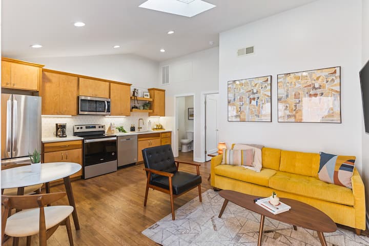 Mid-century Modern Near Restaurants, Coffee & Bars - Nashville, TN