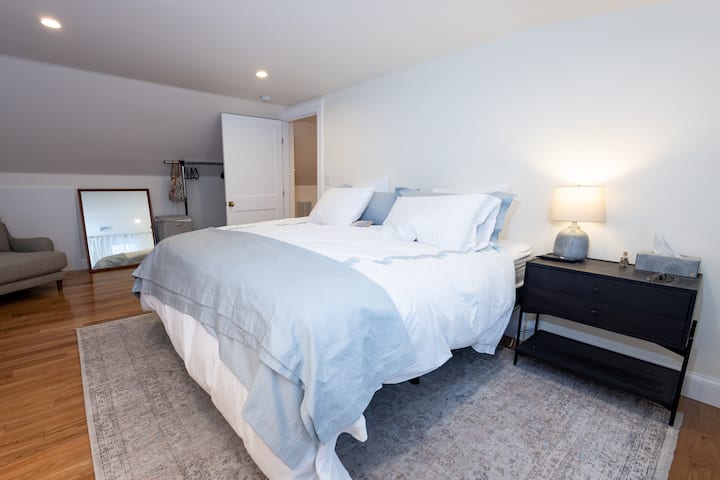 غرفة نوم ثانية بسرير كبير