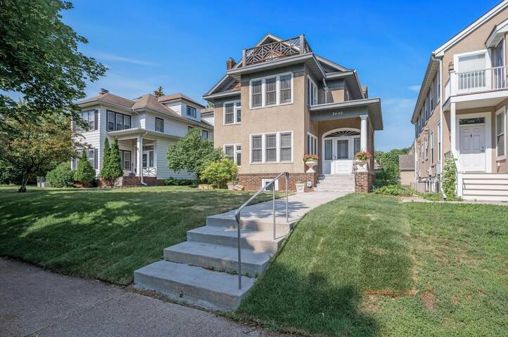 Spacious Historic Apartment with Amenities Galore! gallery image 2