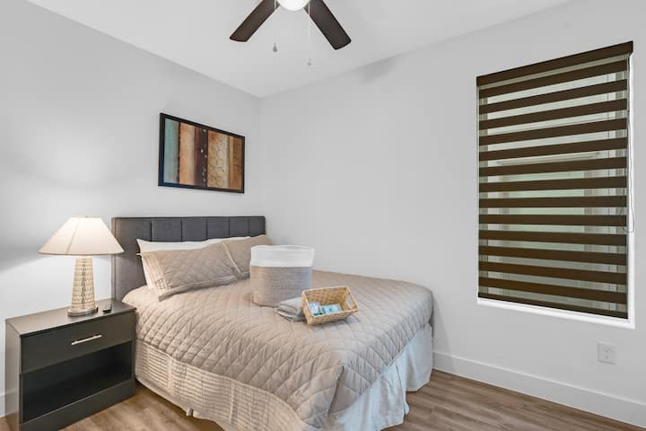 Luci soffuse, biancheria da letto morbida e un arredamento elegante, perfetto per notti riposanti.