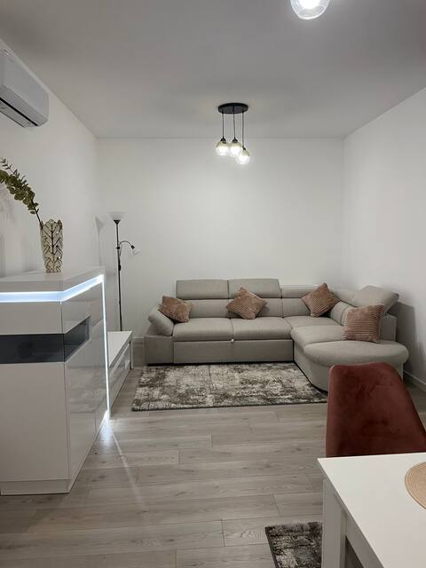 Top Airbnb: Ioanic / Modern apartment with parking in Ploiești