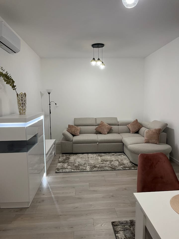 Ioanic / Apartament Modern Cu Parcare - Ploiești