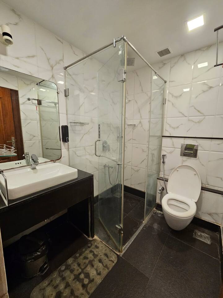 Full bathroom 6 image 1