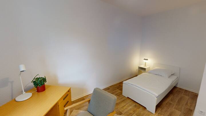 Druga spavaća soba ima krevet za jednu osobu.