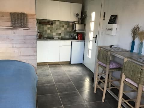 Successful Airbnb property: Well-located air-conditioned studio. in Agde
