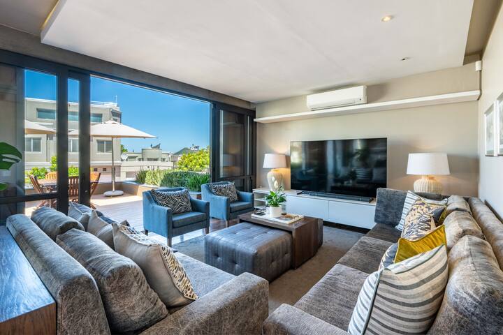 Luxurious & Elegant Camps Bay Villa with Sea Views gallery image 5