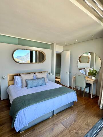 Luxurious & Elegant Camps Bay Villa with Sea Views gallery image 3