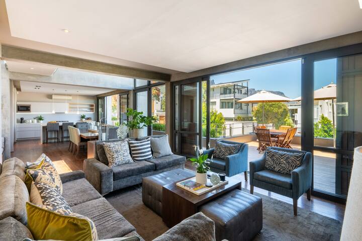 Luxurious & Elegant Camps Bay Villa with Sea Views