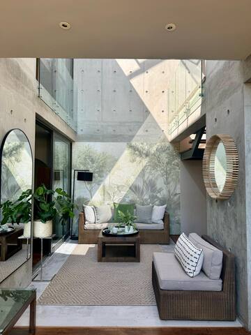 Luxurious & Elegant Camps Bay Villa with Sea Views gallery image 4