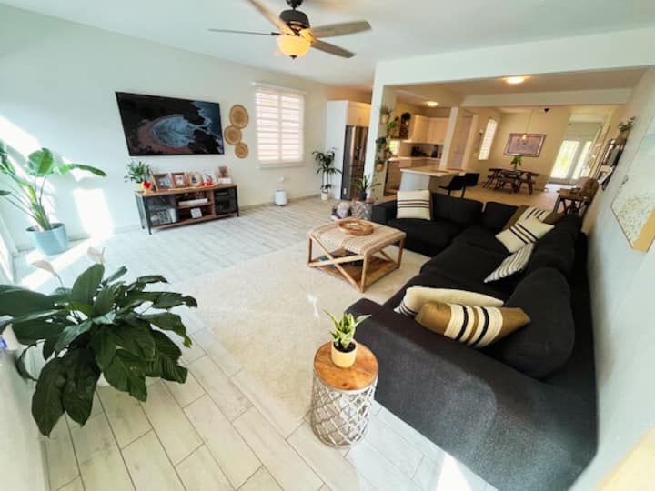 Otvorená koncepcia obývacej izby s 65-palcovou inteligentnou televíziou