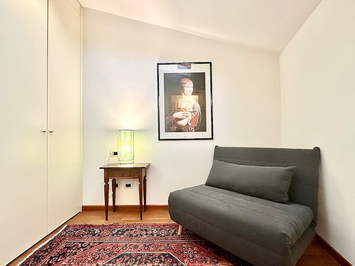 Ცალკე ოთახი სავარძლით/ერთადგილიანი საწოლით, ფართო კარადათი და აღმოსავლური სტილის ხალიჩით.
Ელექტრო ფანჯარა და abbat-jour.