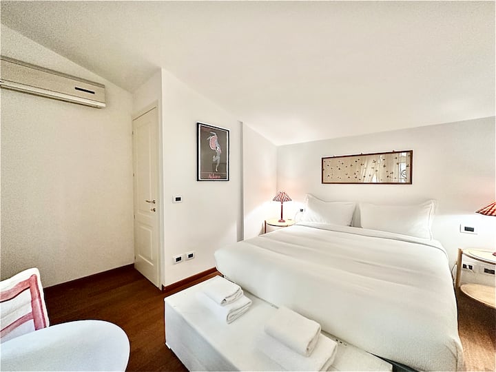 Საძინებელი 2 ადამიანისთვის ზემოთ, ცალკე, მშვიდი, ბუნებრივი განათების, კონდიციონერისა და გათბობის შესანიშნავი ზემოქმედებით.
Საწოლისპირა მაგიდები აბატ-ჯურითა და ყავის მაგიდით წასაკითხად.
Გამოყოფილი და ფართო კარადა.