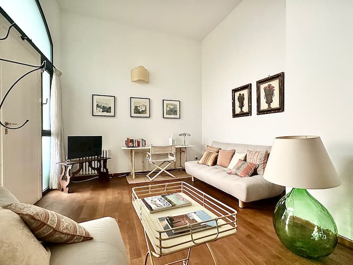 Თქვენ გელით ჩვენი ბინის მისაღებ ოთახში შესანიშნავი პარკეტი, კომფორტული დივანი, ტელევიზორი ჭკვიანი ვარიანტებით და საოფისე სივრცე სკამითა და სამუშაო მაგიდით.
Ისიამოვნეთ საკითხავი მასალით და დამსახურებული დასვენებით.