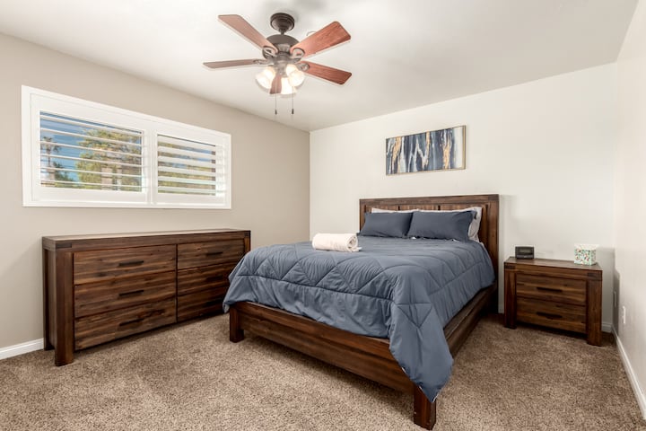 לישון היטב על סדינים באיכות של מלון ושמיכות פוך מפוארות כדי ליהנות מנוחות אולטימטיבית.