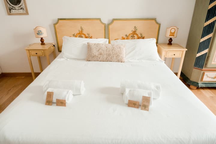 2 opções disponíveis: 
 2 camas de solteiro ou 1 cama de casal