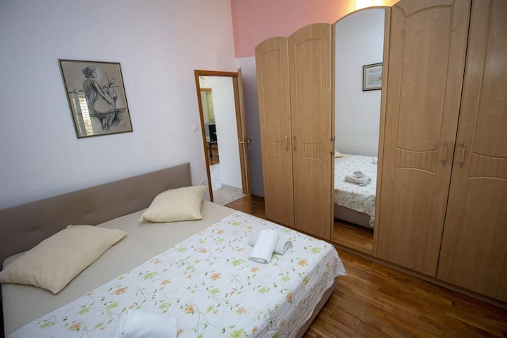 Quarto com cama de casal e guarda-roupa
