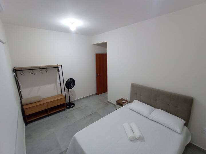 Suitë me krevat dopio, ajër të kondicionuar, gardërobë dhe ventilator