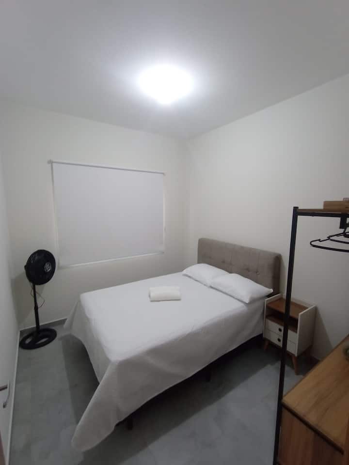 Dhoma 3 me krevat dopio, gardërobë dhe ventilator.