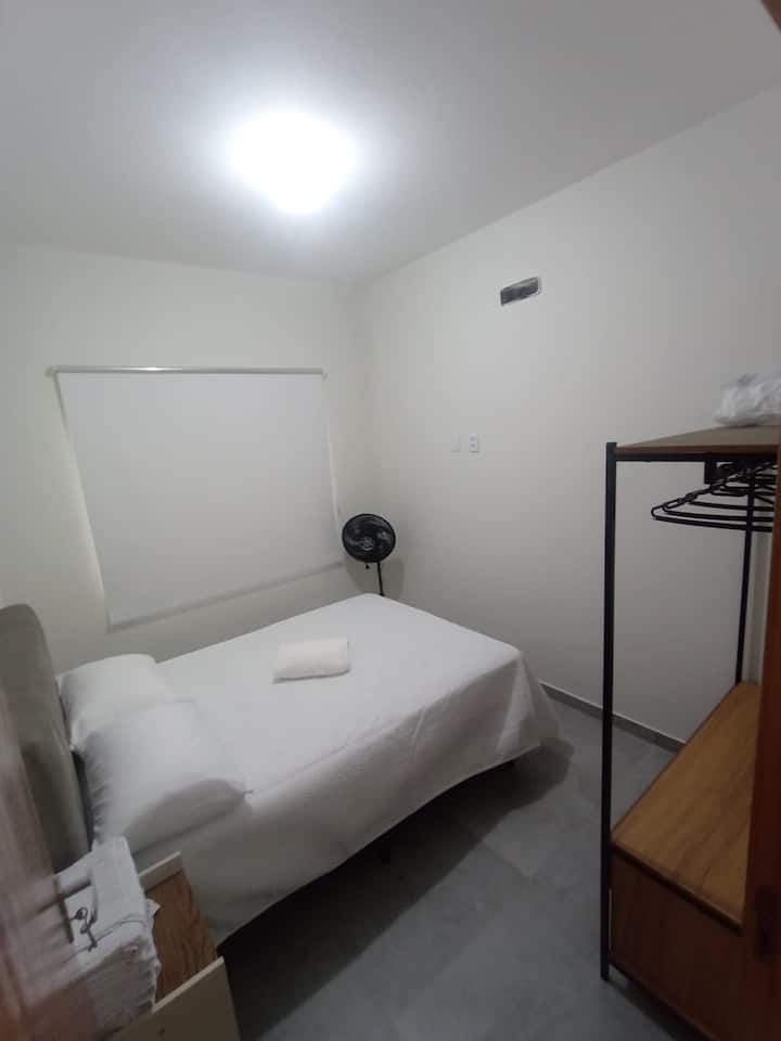 Dhoma 2 me krevat dopio, gardërobë, ventilator dhe dyshek të vetëm ndihmës.