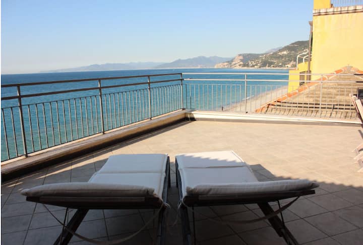 Trilocale Fronte Spiaggia - Noli