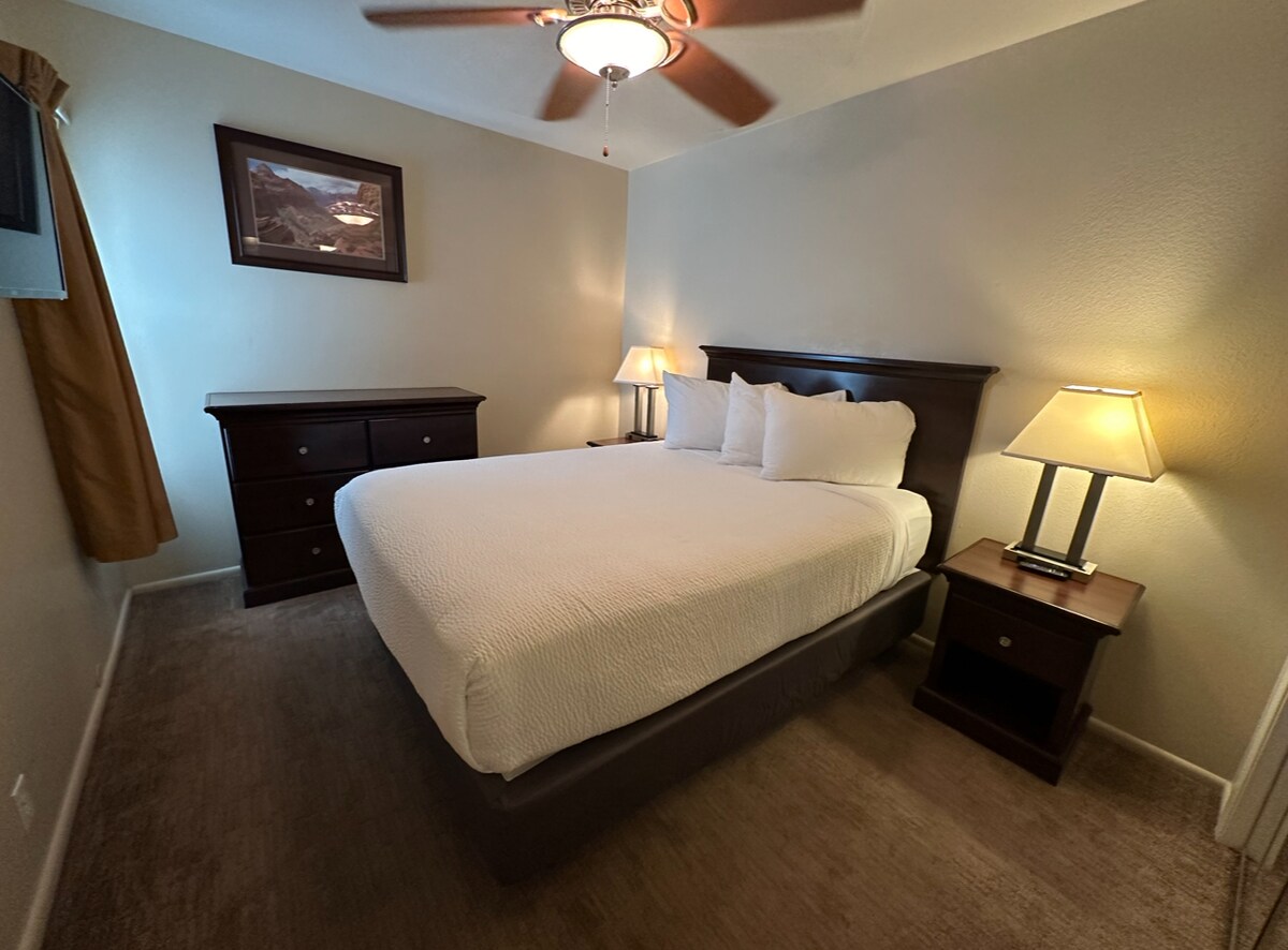 سرير كينج مريح بعد يوم من الجولف.