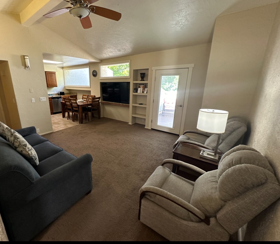 سهولة الوصول إلى الفناء الخاص بك من غرفة المعيشة.